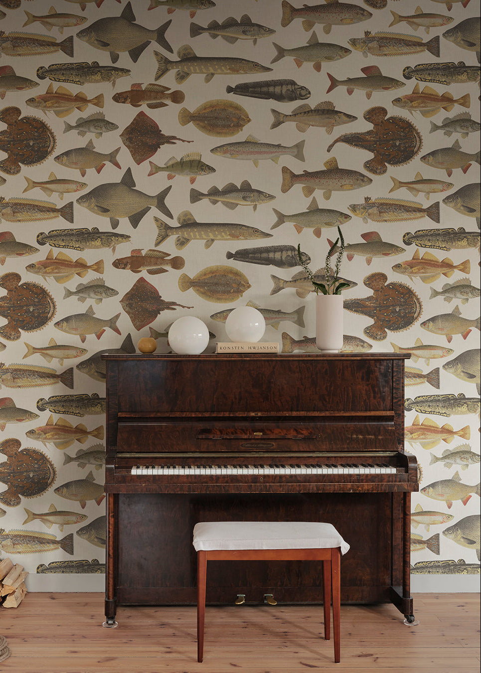 The illustrations for this fish wallpaper mural come from the work “Skandinaviska fiskar” (Scandinavian Fish) by Wilhelm von Wright, a Finnish illustrator active in the mid-19th century