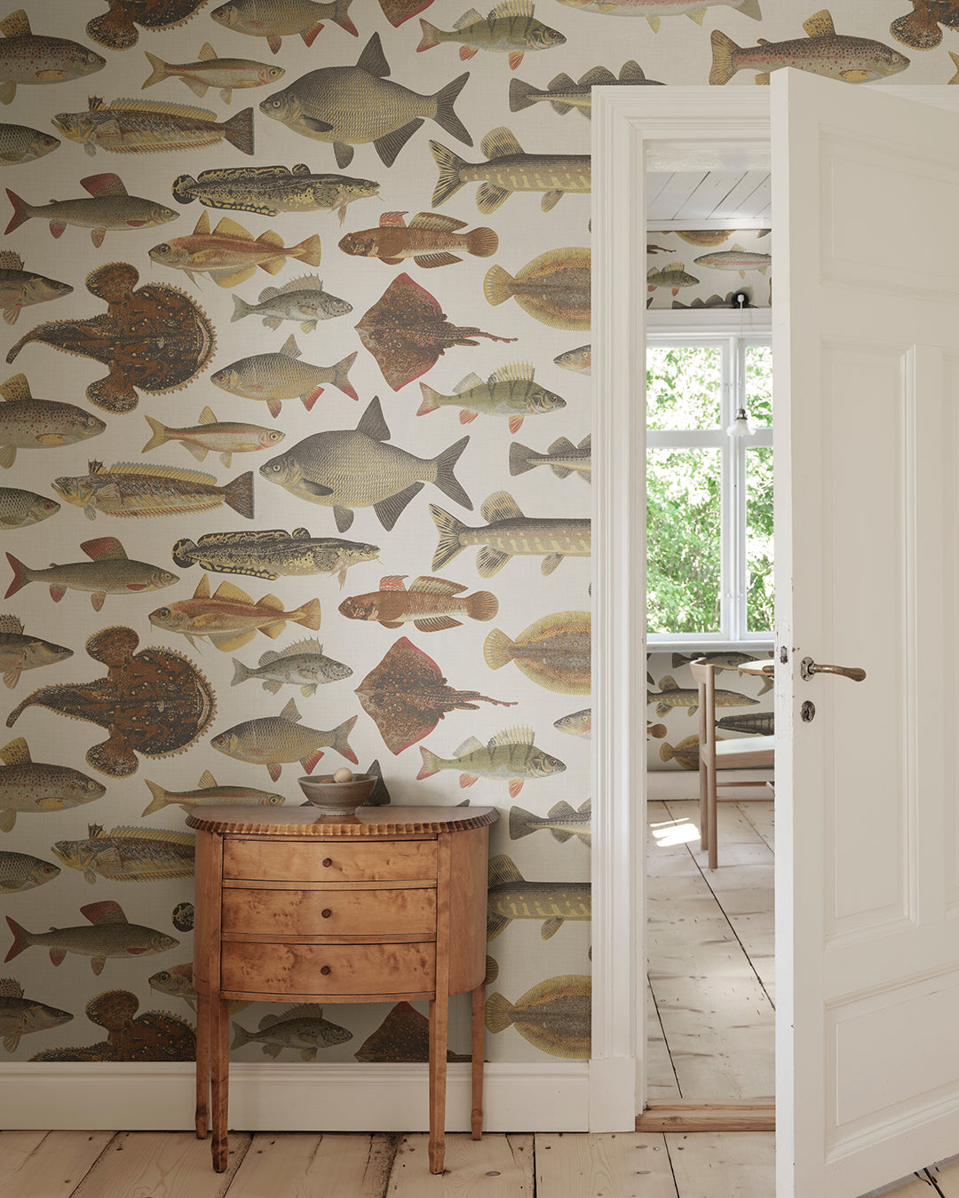 The illustrations for this fish wallpaper mural come from the work “Skandinaviska fiskar” (Scandinavian Fish) by Wilhelm von Wright, a Finnish illustrator active in the mid-19th century