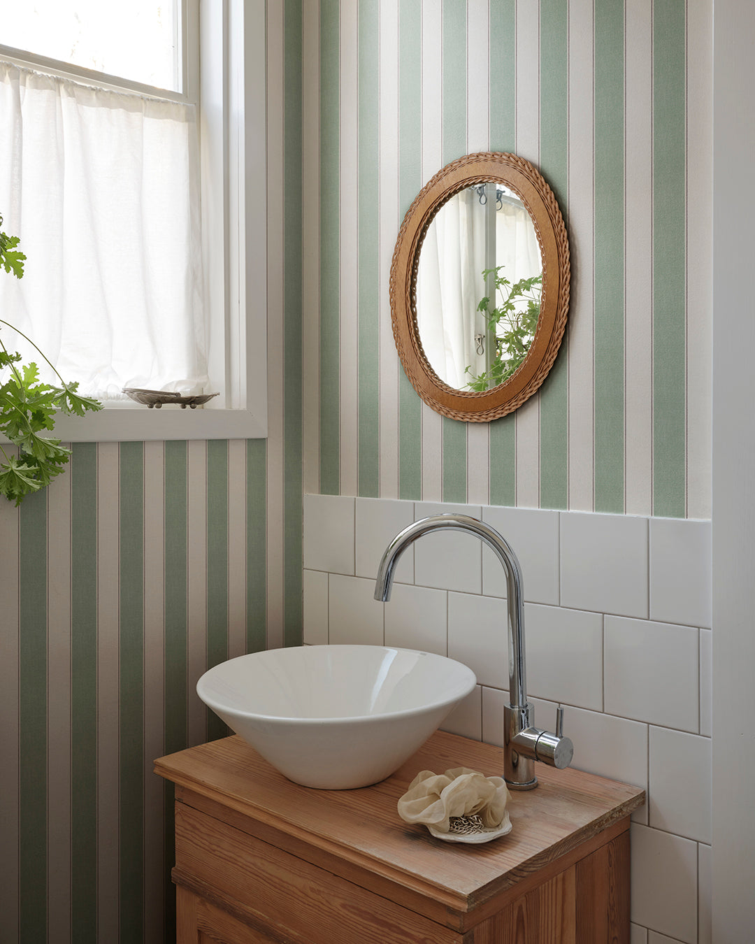 The woven stripe in the finest cotton quality was in Sandberg's then fabric assortment many years ago and is now more relevant than ever. We have added one more color to the narrow stripe, making the striping even more dynamic. 