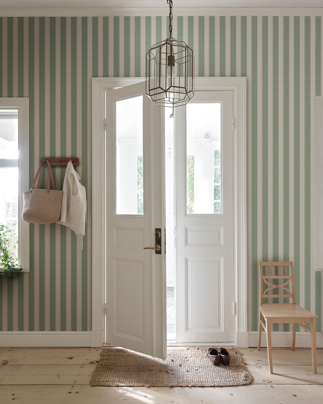 The woven stripe in the finest cotton quality was in Sandberg's then fabric assortment many years ago and is now more relevant than ever. We have added one more color to the narrow stripe, making the striping even more dynamic. 