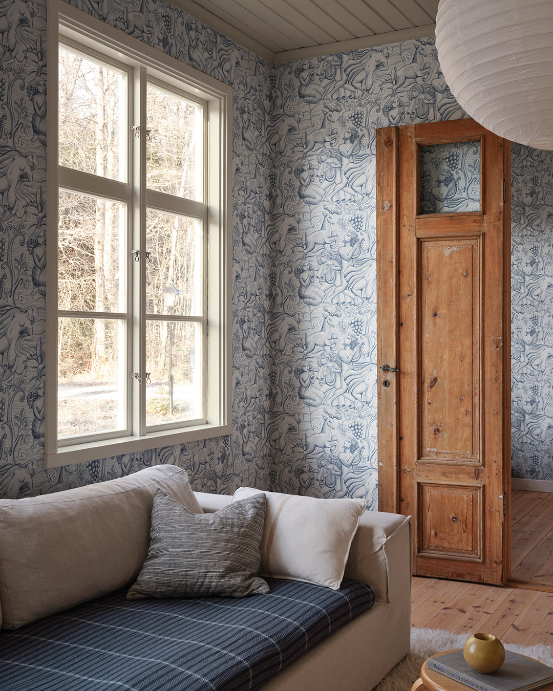 Carl Milles and Anna Petrus's imprint on design history was the source of inspiration for this elegant wallpaper mural. In a soothing light blue, it adds a touch of classical beauty to any room.