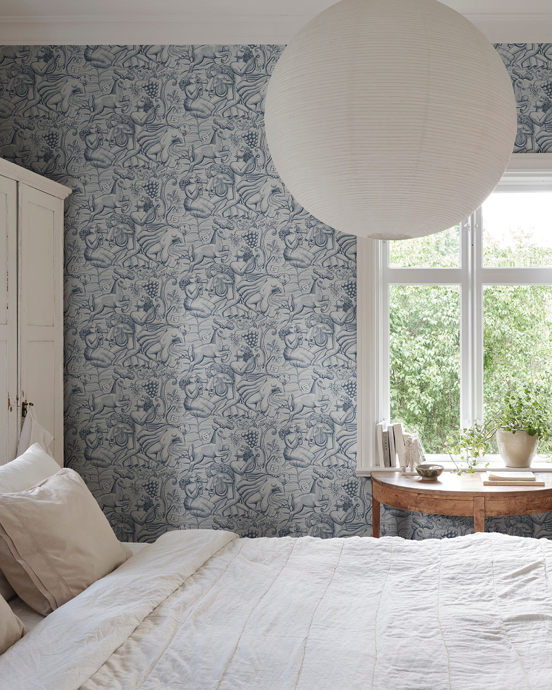 Carl Milles and Anna Petrus's imprint on design history was the source of inspiration for this elegant wallpaper mural. In a soothing light blue, it adds a touch of classical beauty to any room.