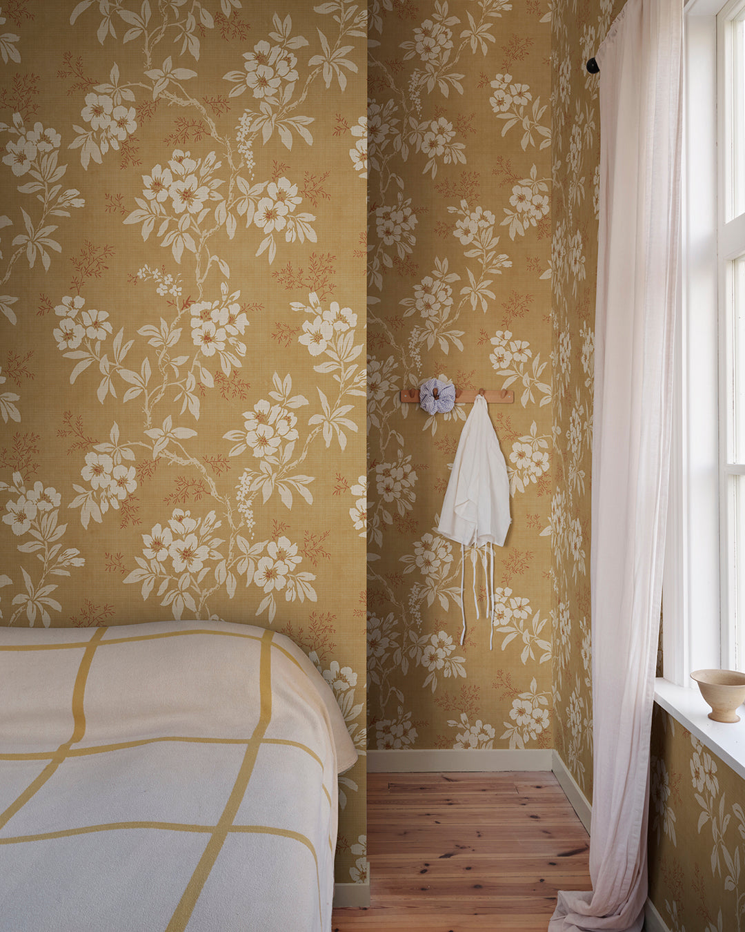 Charming Yellow Floral Wallpaper - Vera
This beautiful floral vine comes from a 1920s original and was a favorite wallpaper for many years