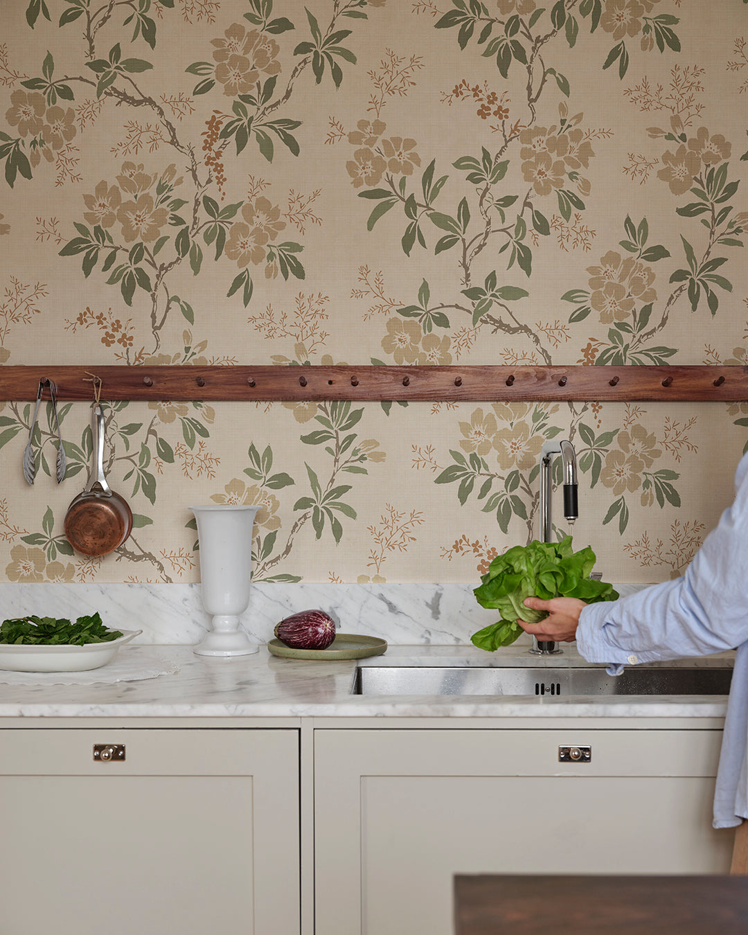 Elegant Beige Floral Wallpaper - Vera
This beautiful floral vine pattern from a 1920s original has been a favorite wallpaper for many years. In a soft beige tone with green and brown accents, it creates a becoming Asian style with a retro feel.
