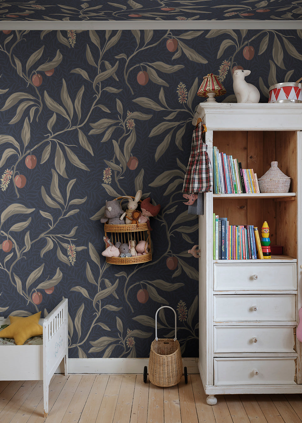The litchi fruits in our favourite Vinnie wallpaper mural decorate the winding branches and create a lush, classic look.