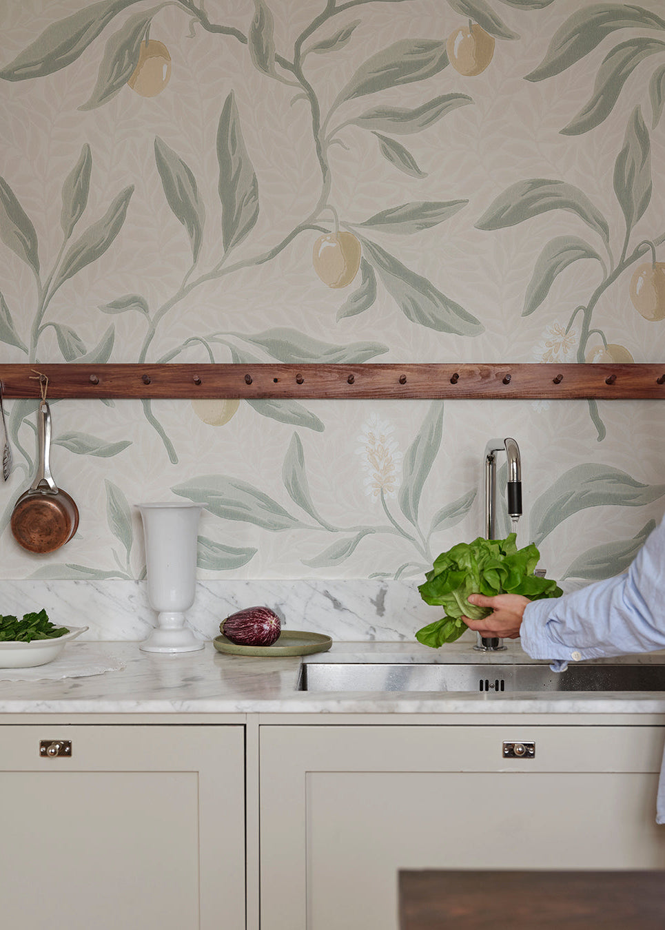 The litchi fruits in our favorite Vinnie wallpaper mural decorate the winding branches and create a lush, classic look. 
