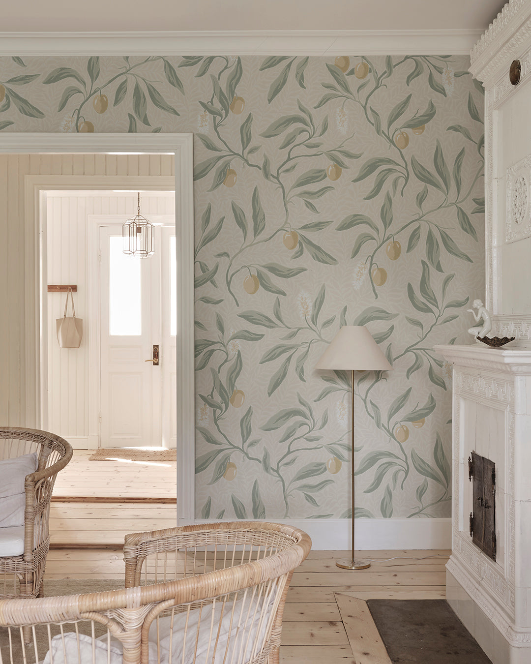 The litchi fruits in our favorite Vinnie wallpaper mural decorate the winding branches and create a lush, classic look. 