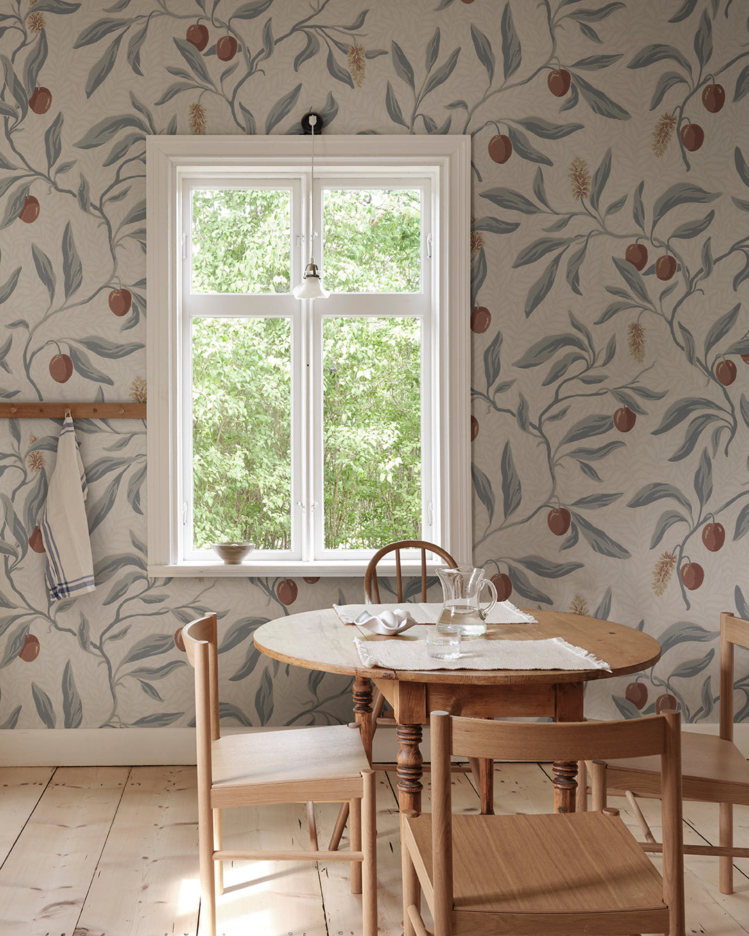 The litchi fruits in our favorite Vinnie wallpaper mural decorate the winding branches and create a lush, classic look. 