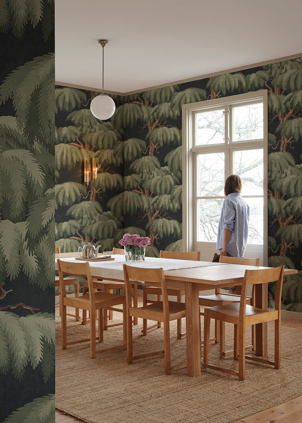 With its magnificent crown, the Alba wallpaper mural in dark blue embraces Southern European valleys and mountain slopes with its plumes.