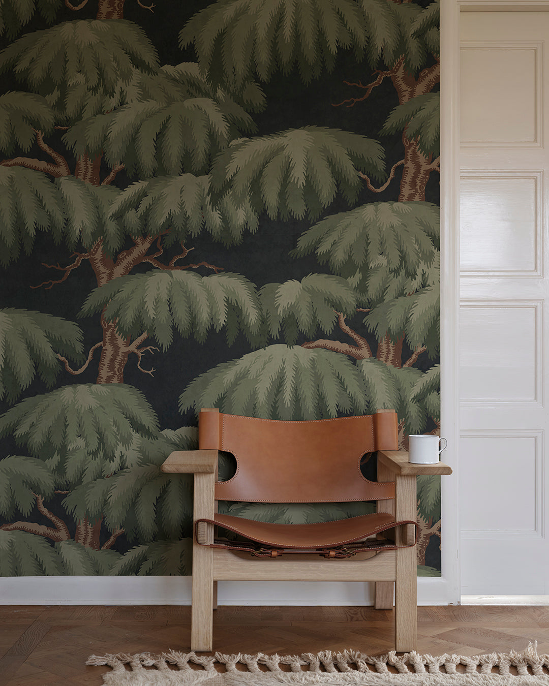 With its magnificent crown, the Alba wallpaper mural in dark blue embraces Southern European valleys and mountain slopes with its plumes.
