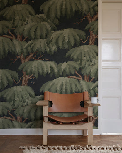 With its magnificent crown, the Alba wallpaper mural in dark blue embraces Southern European valleys and mountain slopes with its plumes.