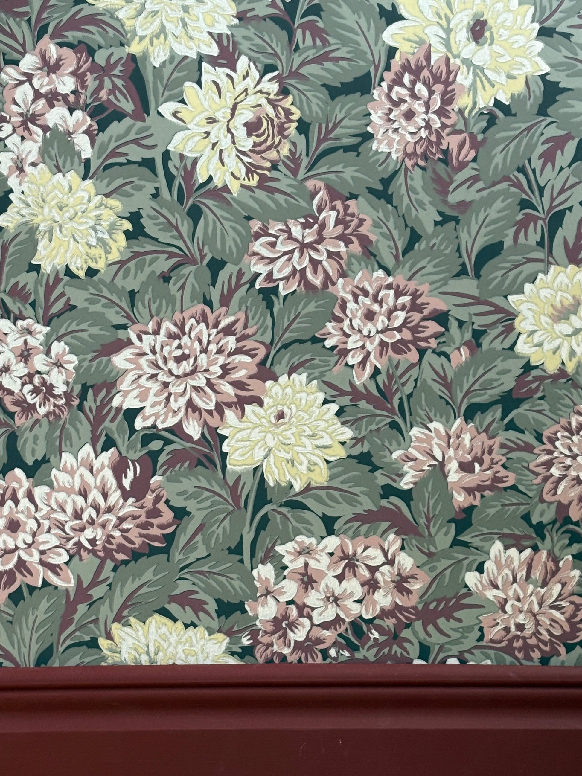 Dahlia is a charming historical wallpaper pattern originally created for the wallpaper factory in Arvika, Sweden, in the early 1900s. 