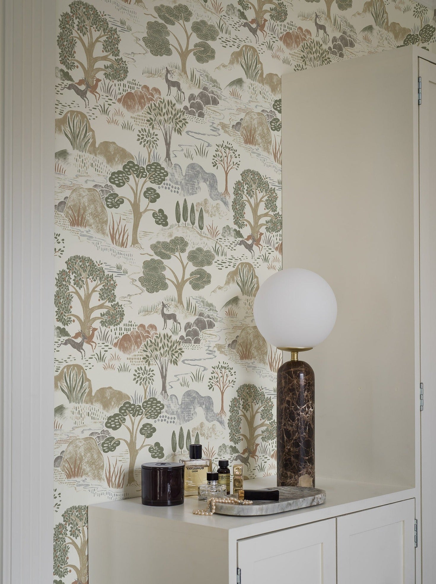 Indulge in the naturalistic allure of our Diana wallpaper in muted tones of olive green, terracotta and warm gray and beige tones. 