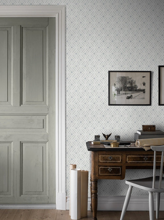  With its traditional surface print, our gorgeous Ester wallpaper offers a tactile surface that fills rooms with a cosy feeling. 