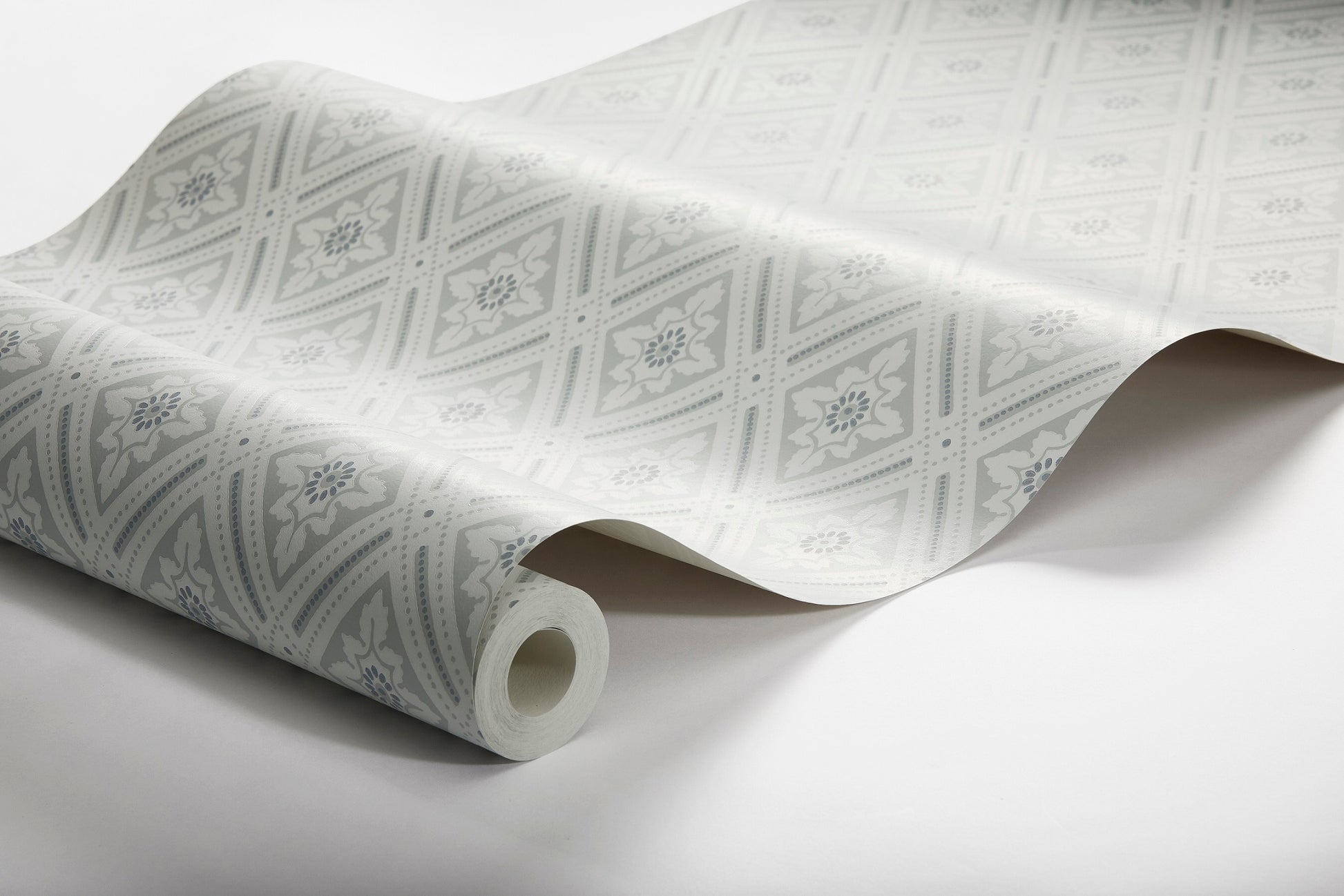 With its traditional surface print, our gorgeous Ester wallpaper offers a tactile surface that fills rooms with a cosy feeling. 