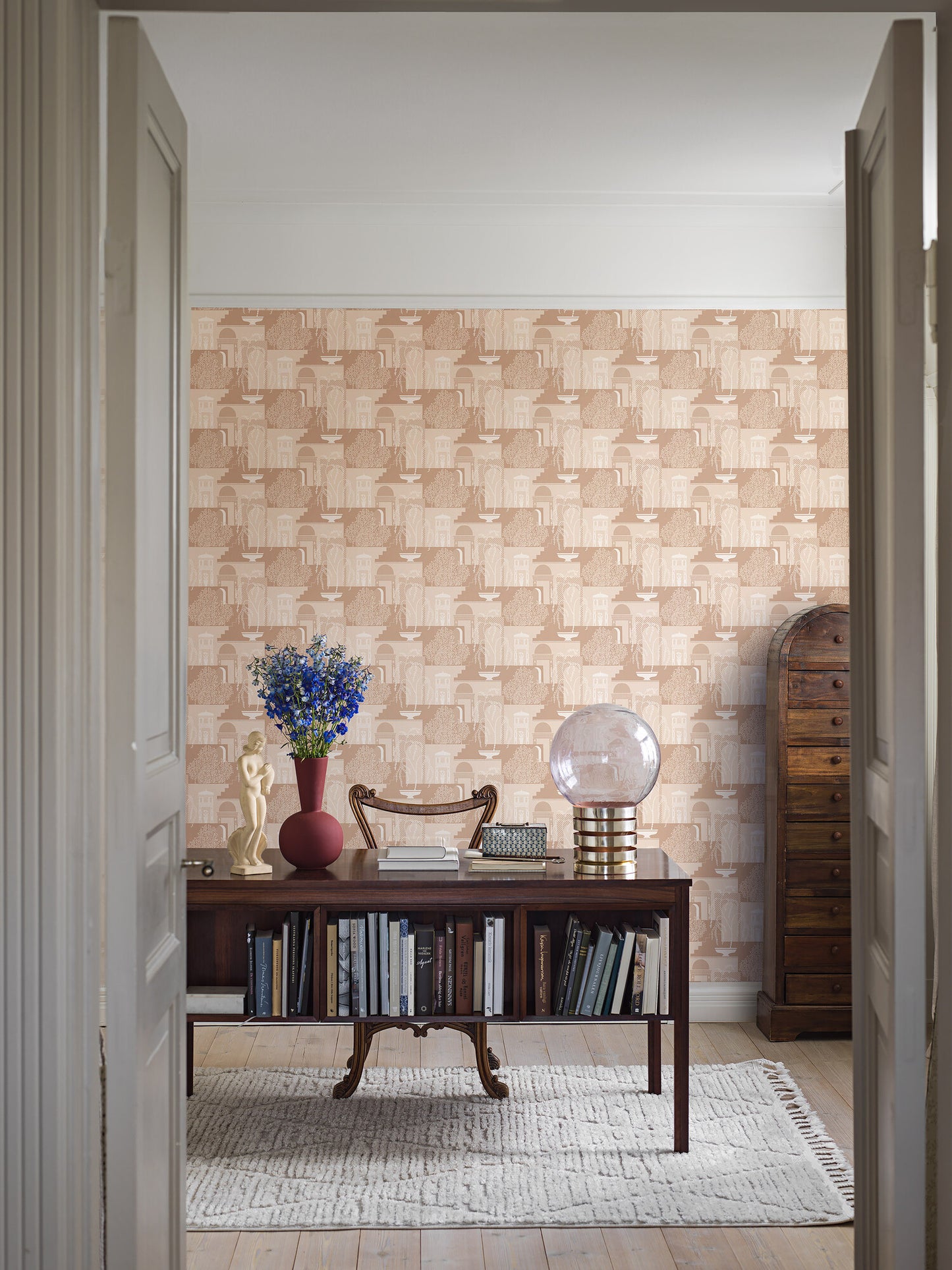 Colored in sandy hues with apricot pink tones, our Mimi wallpaper is a modern interpretation of 1920s design.