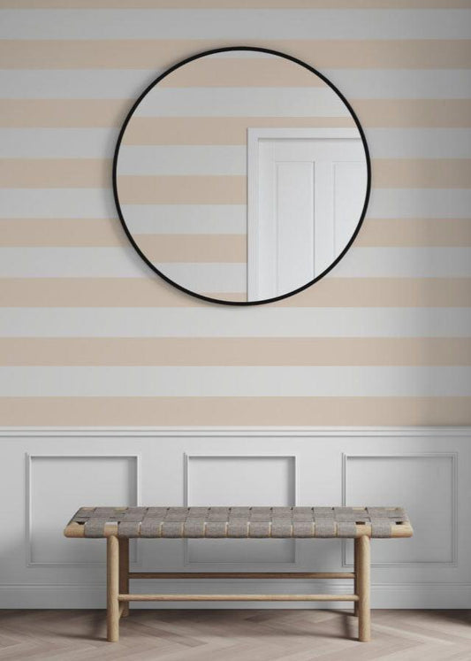 On this wallpaper we let the obvious design language of the block-stripe meet a newly awakened powder-pink nuance.