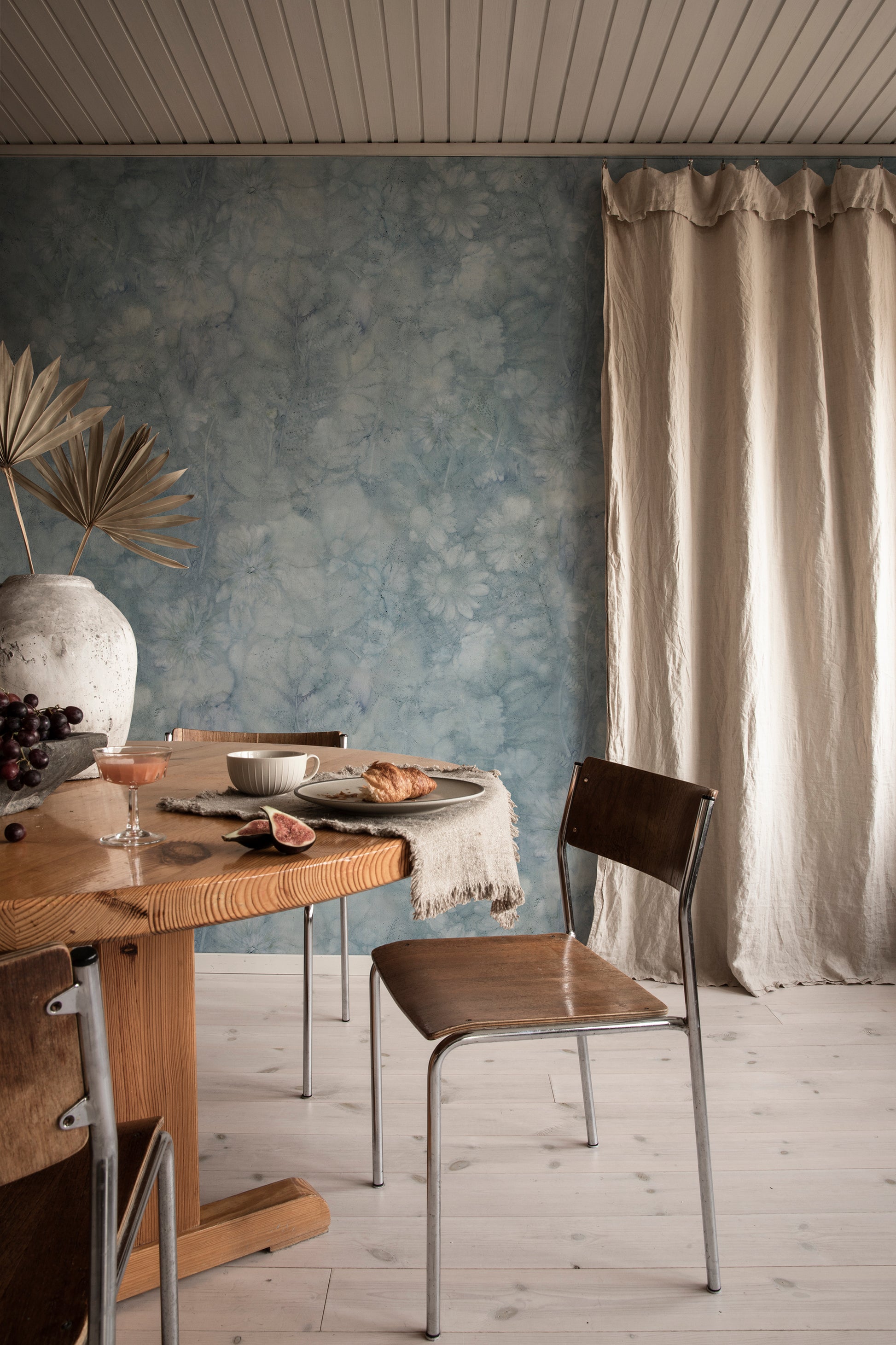 The wallpaper pattern is a collaboration with artist Monica Andoff, who with experimental plant dyeing on paper created the basis for this dreamy expression.