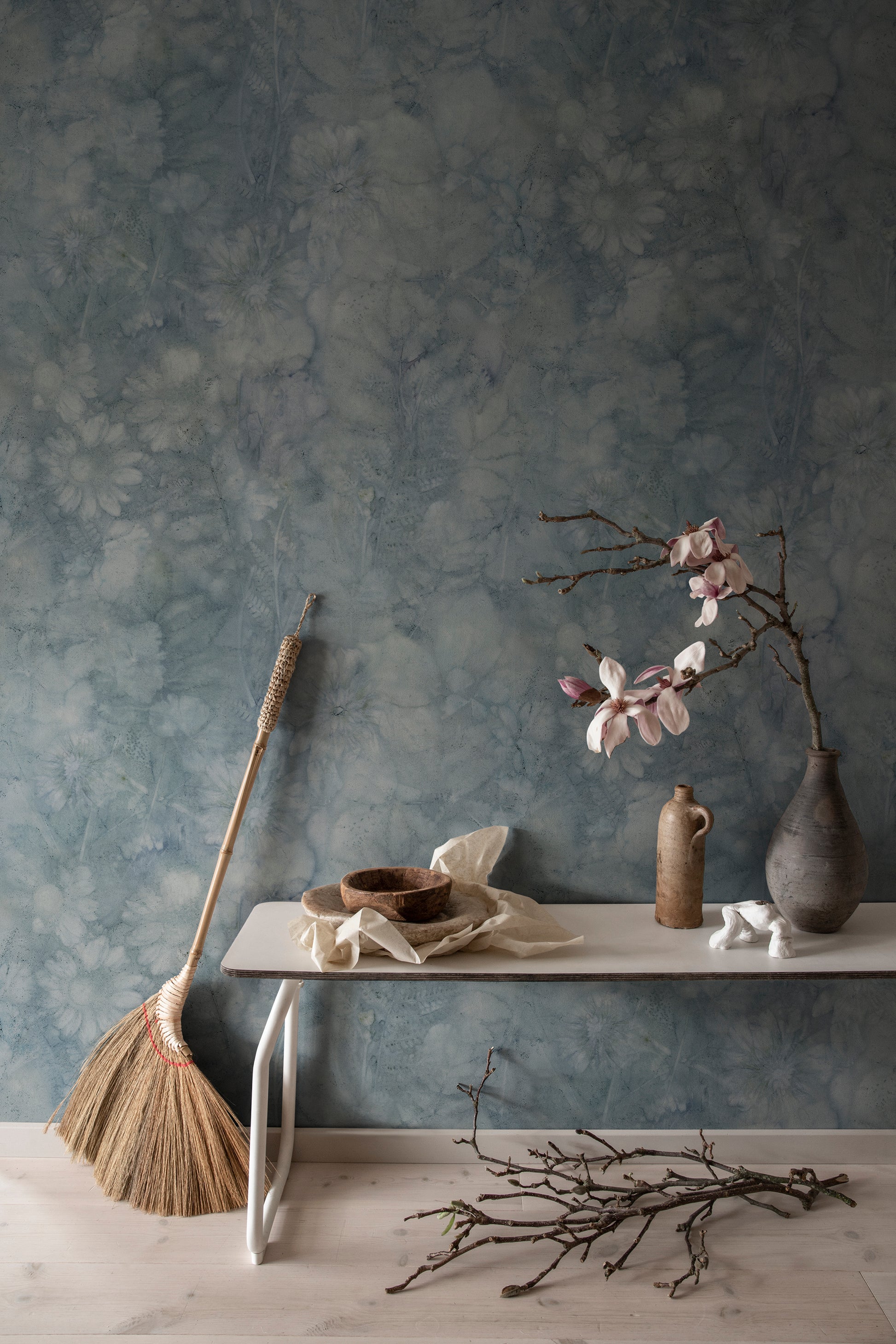 The wallpaper pattern is a collaboration with artist Monica Andoff, who with experimental plant dyeing on paper created the basis for this dreamy expression.