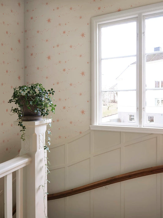 The beautiful hand-painted stars dance over the wallpaper like stars in the sky. Created together with Johanna Bradford as a dreamy ceiling wallpaper, but it also works beautifully on the wall.