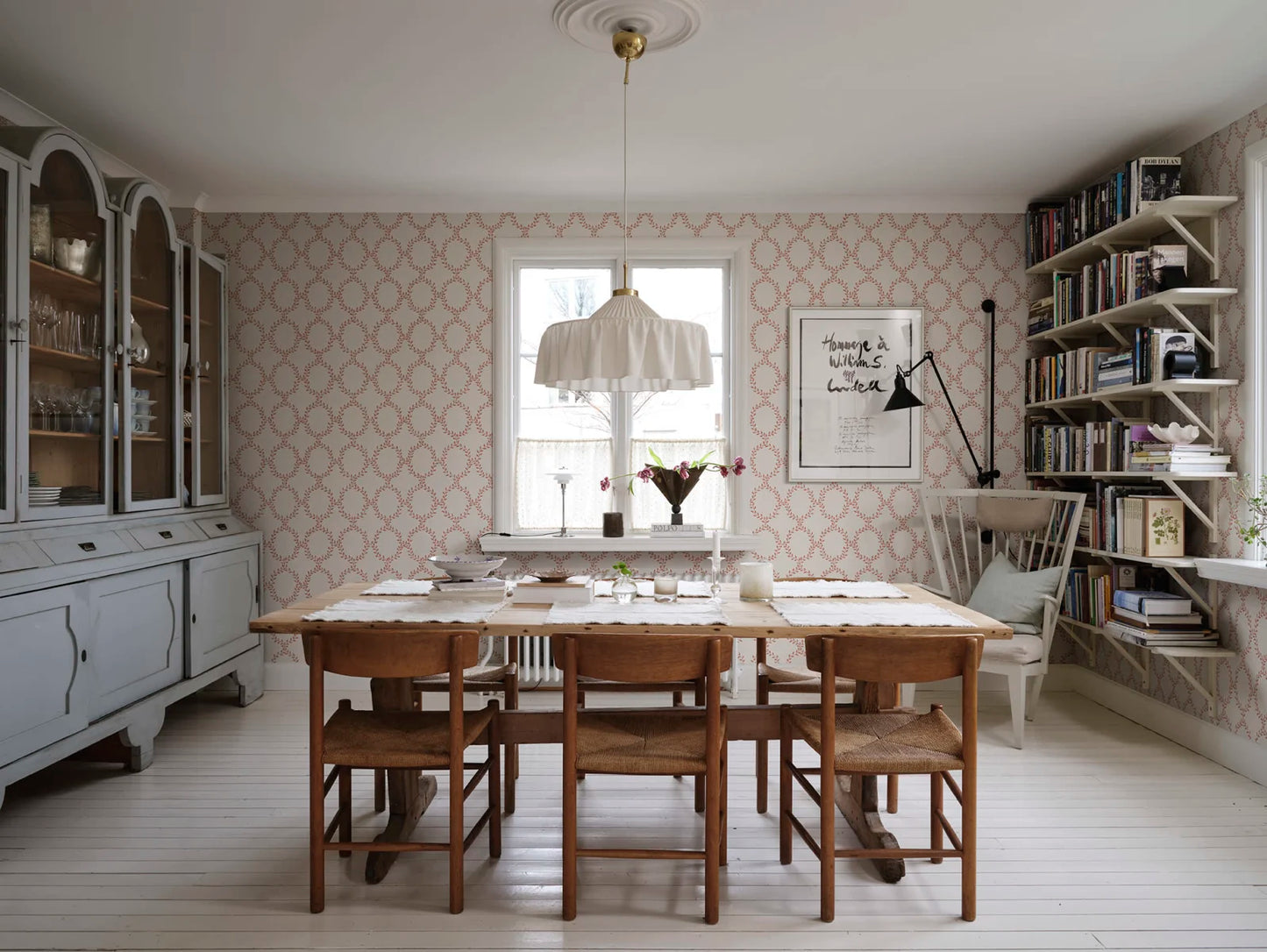 Our beloved wallpaper design Wilma brings to mind wreaths but in colors with an international feel. 