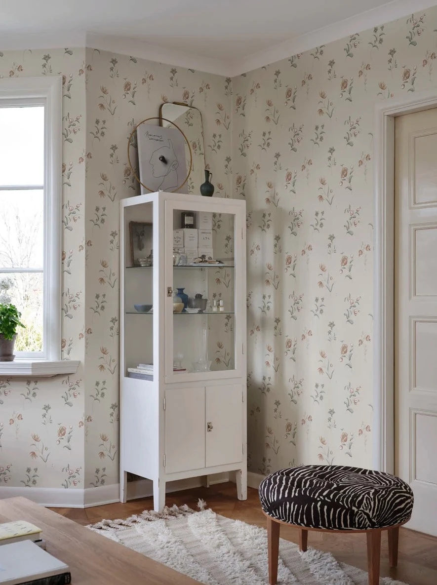 This wallpaper with its patterned design slightly flirting with Swedish folk art and decorative painting from the 18th century.