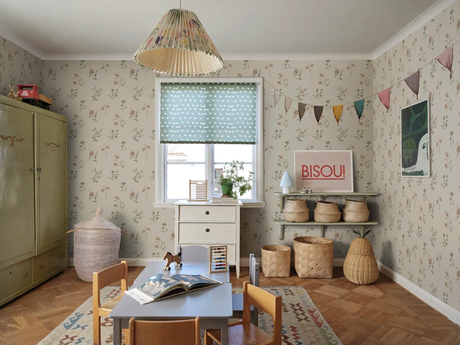 This wallpaper with its patterned design slightly flirting with Swedish folk art and decorative painting from the 18th century.