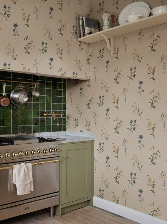 This wallpaper with its patterned design slightly flirting with Swedish folk art and decorative painting from the 18th century.