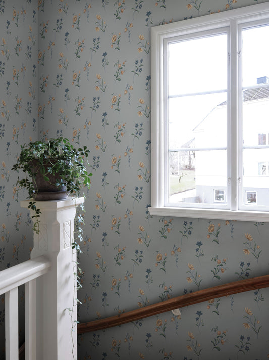 This wallpaper with its patterned design slightly flirting with Swedish folk art and decorative painting from the 18th century.