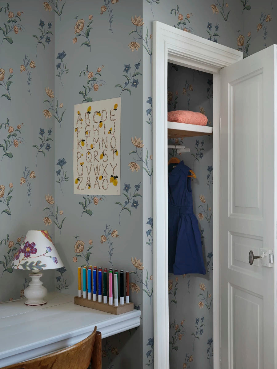 This wallpaper with its patterned design slightly flirting with Swedish folk art and decorative painting from the 18th century. 