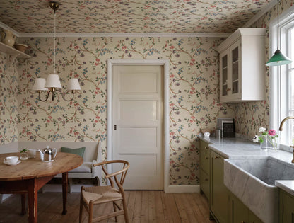 A romantic floral pattern from the 19th century with a pleasing hand-painted expression in harmonious colors. Soft wallpaper in its appearance and with a vintage feel.