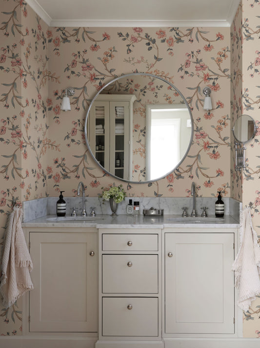 A romantic floral pattern from the 19th century with a pleasing hand-painted expression in harmonious colors. Soft wallpaper in its appearance and with a vintage feel. 