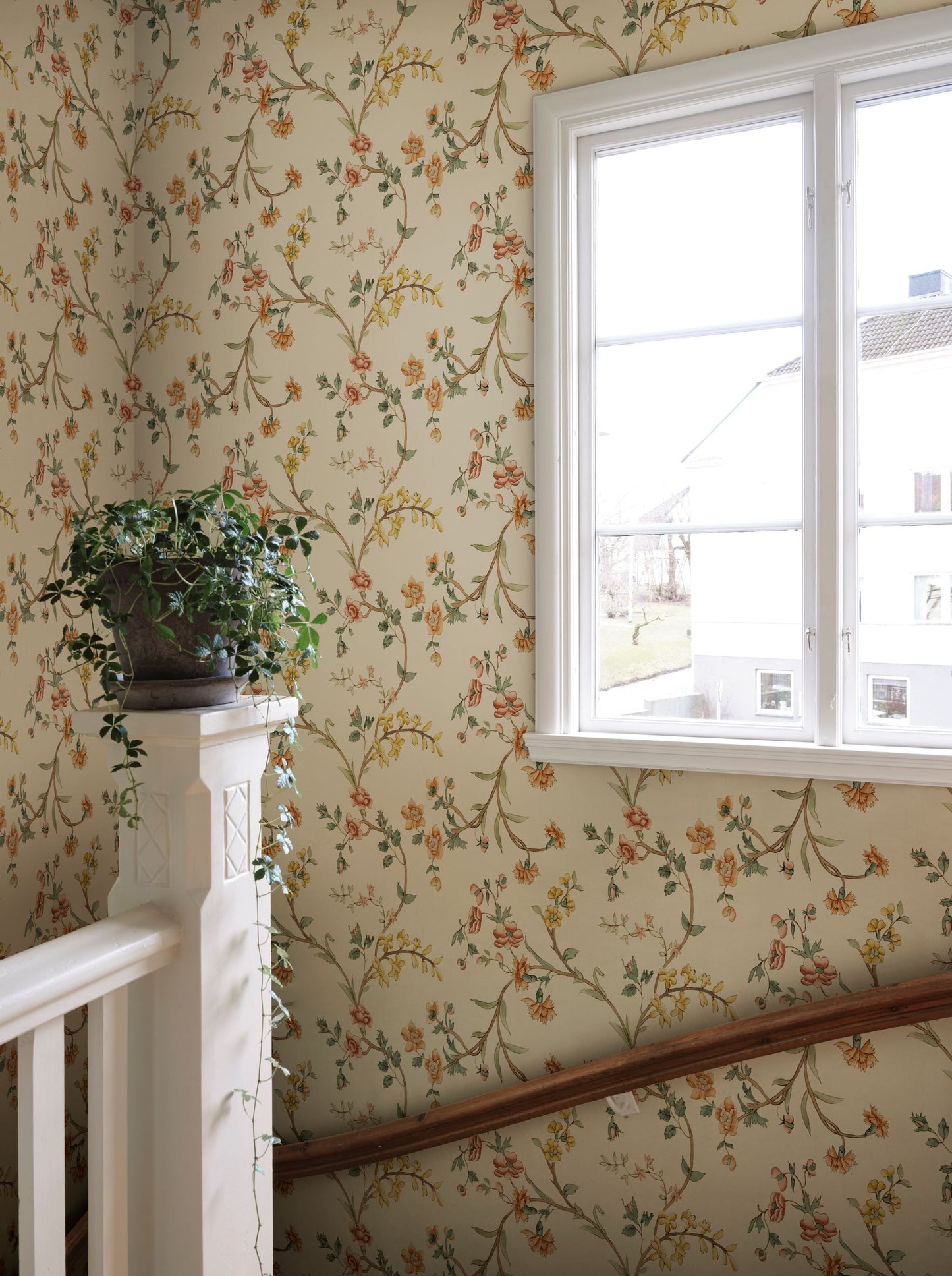 A romantic floral pattern from the 19th century with a pleasing hand-painted expression in harmonious colors. Soft wallpaper in its appearance and with a vintage feel. 