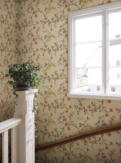 A romantic floral pattern from the 19th century with a pleasing hand-painted expression in harmonious colors. Soft wallpaper in its appearance and with a vintage feel. 