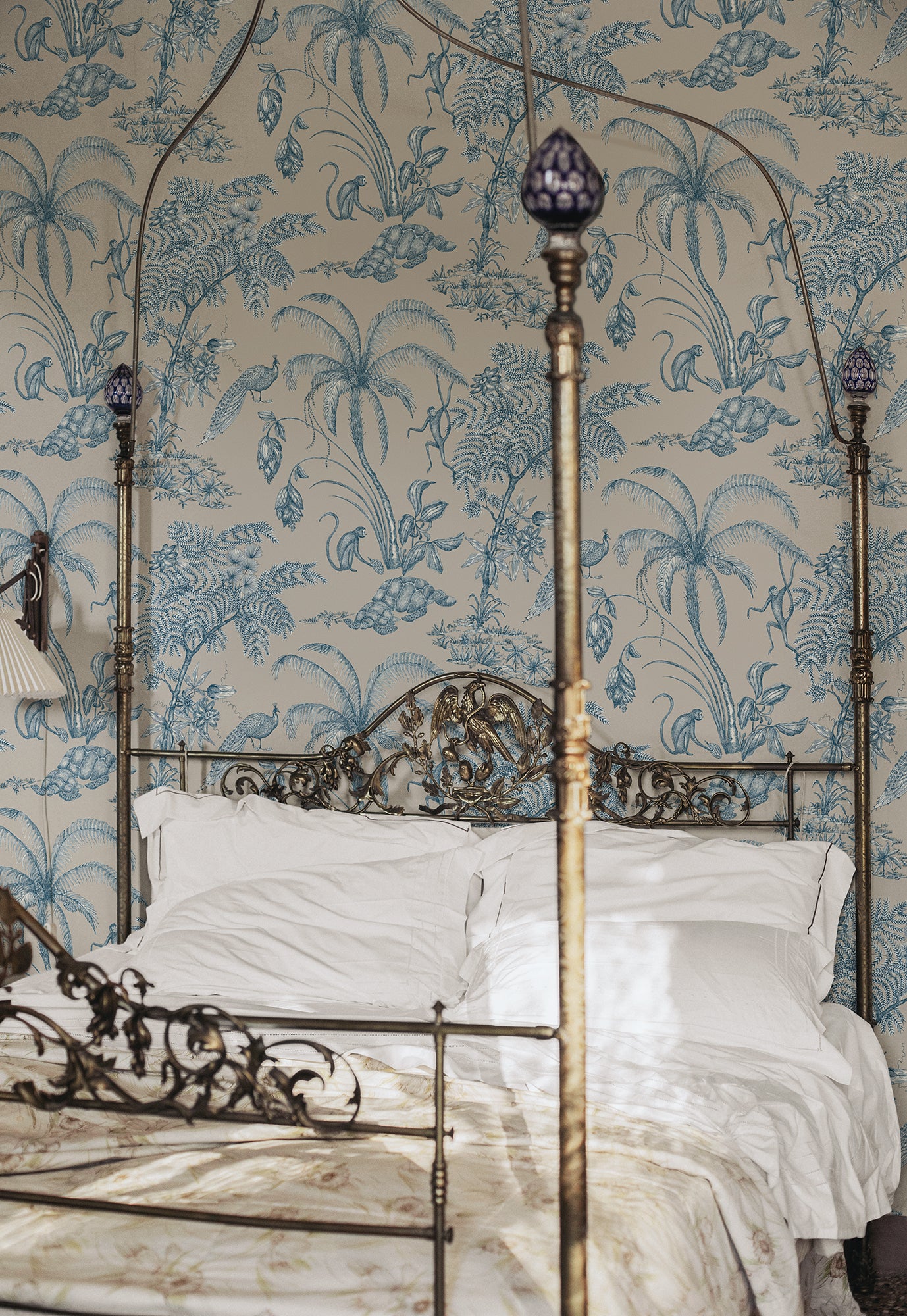 Moa, Indigo Blue wallpaper features a soft beige background with intricate botanical illustrations in indigo blue.