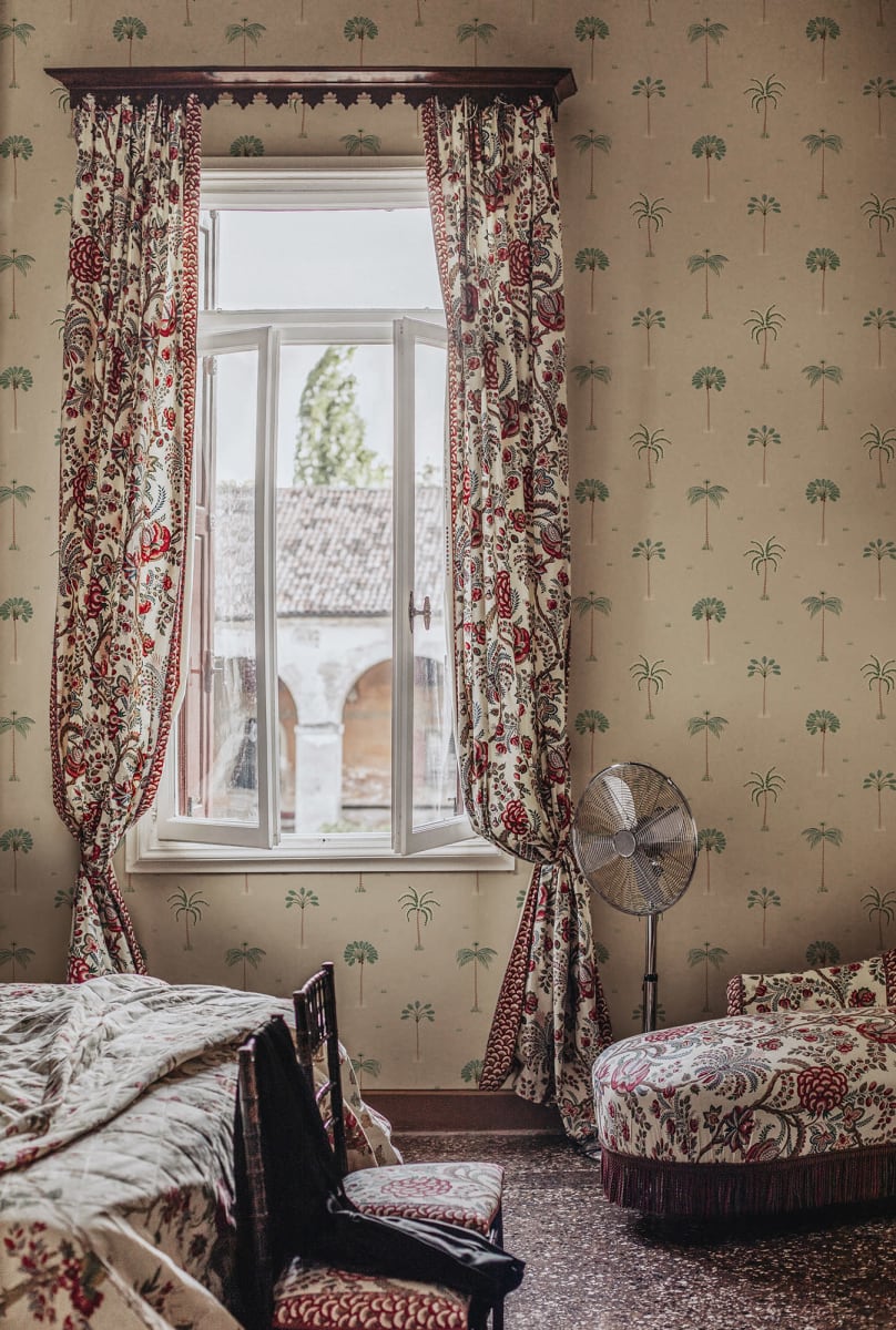  Like small ornaments, stylized palm trees proudly adorn this decorative wallpaper. A pattern with both a playful and exclusive feel. 