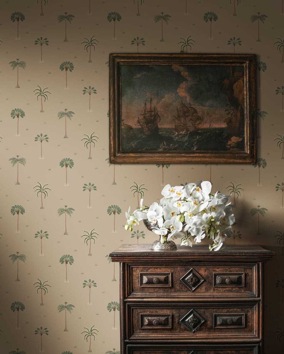  Like small ornaments, stylized palm trees proudly adorn this decorative wallpaper. A pattern with both a playful and exclusive feel. 