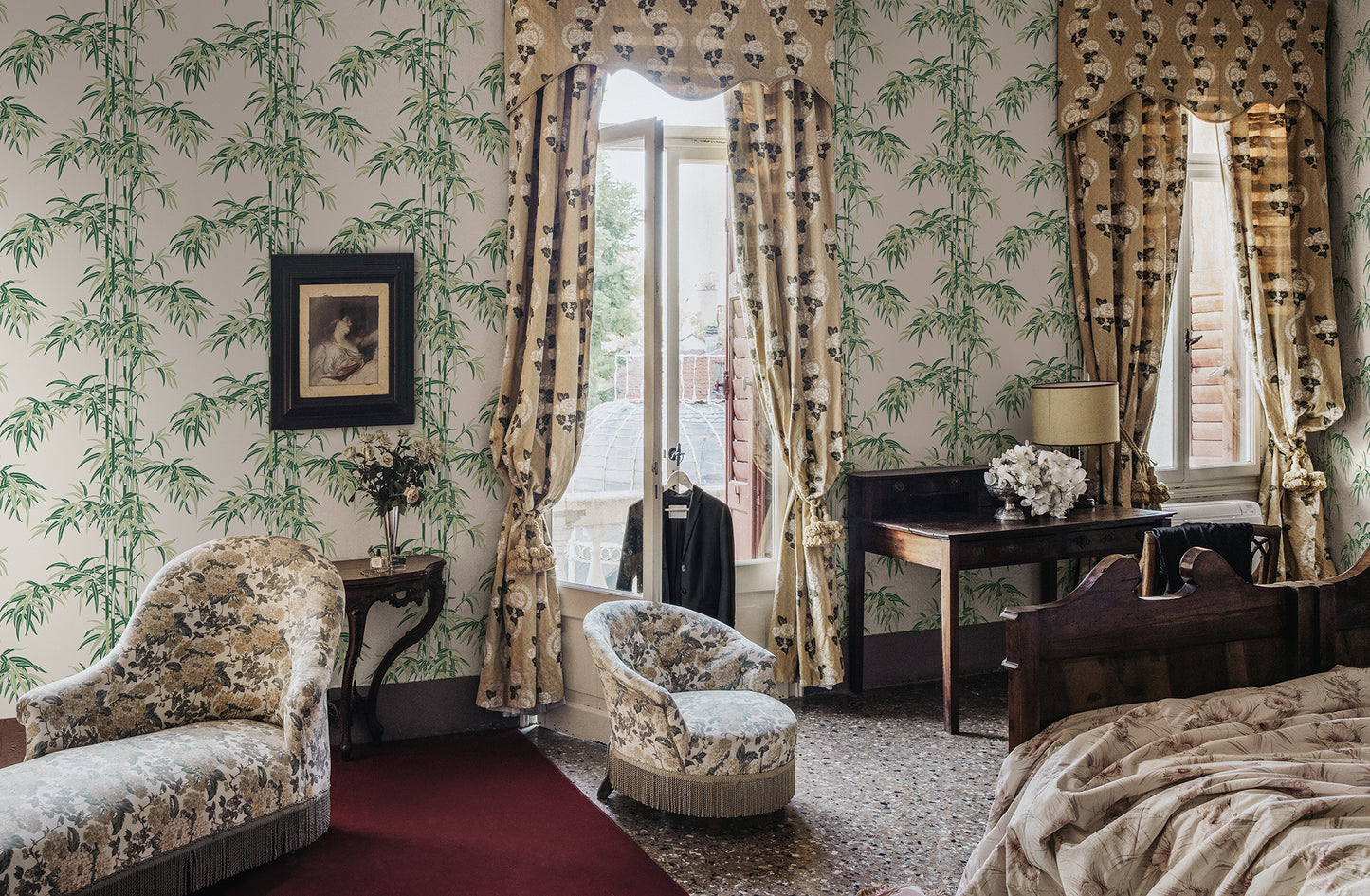 The wallpaper Leon, Garden Green features a light beige background with varying shades of green.