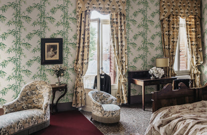 The wallpaper Leon, Garden Green features a light beige background with varying shades of green.