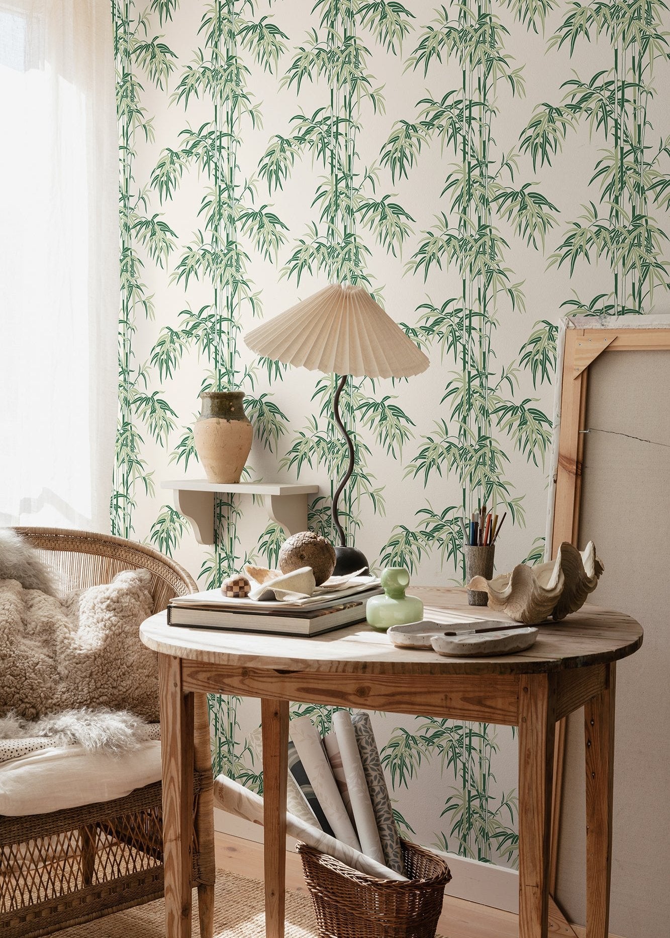The wallpaper Leon, Garden Green features a light beige background with varying shades of green.