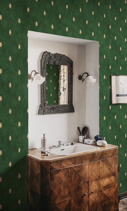Wallpaper with stylized scarabs with decorative detailing in a row against a patinated background create a bold and chic atmosphere on the walls.
