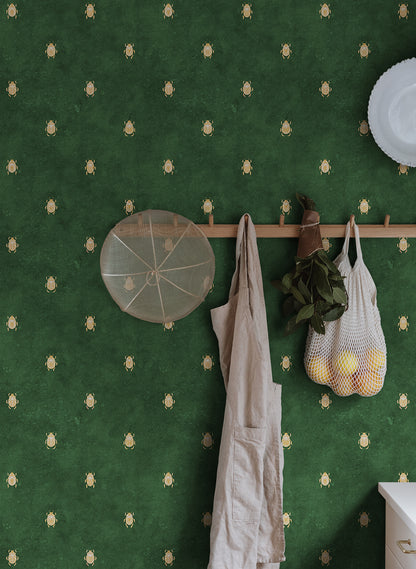 Wallpaper with stylized scarabs with decorative detailing in a row against a patinated background create a bold and chic atmosphere on the walls.