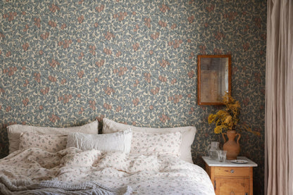  The plum branches in our wallpaper Emrik create a dense, embracing feeling in the room, reminiscent of the fertile cultivated landscape of southern Öland. 