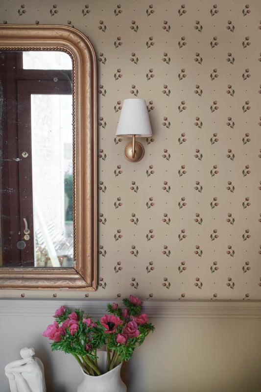 In the wallpaper Siv, we took a closer look at the berries on the hawthorn trees. The small clusters create a friendly, decorative impression, beautifully matching more patterned designs.