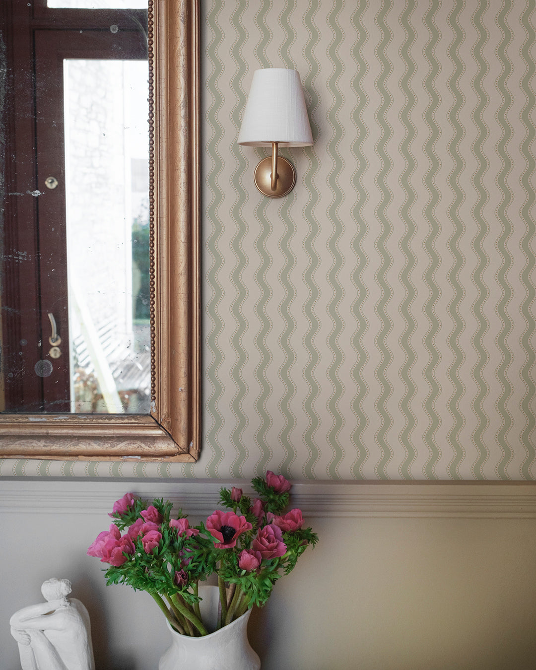 Surrounded by water, this wallpaper reminds us of the waves against the shore.