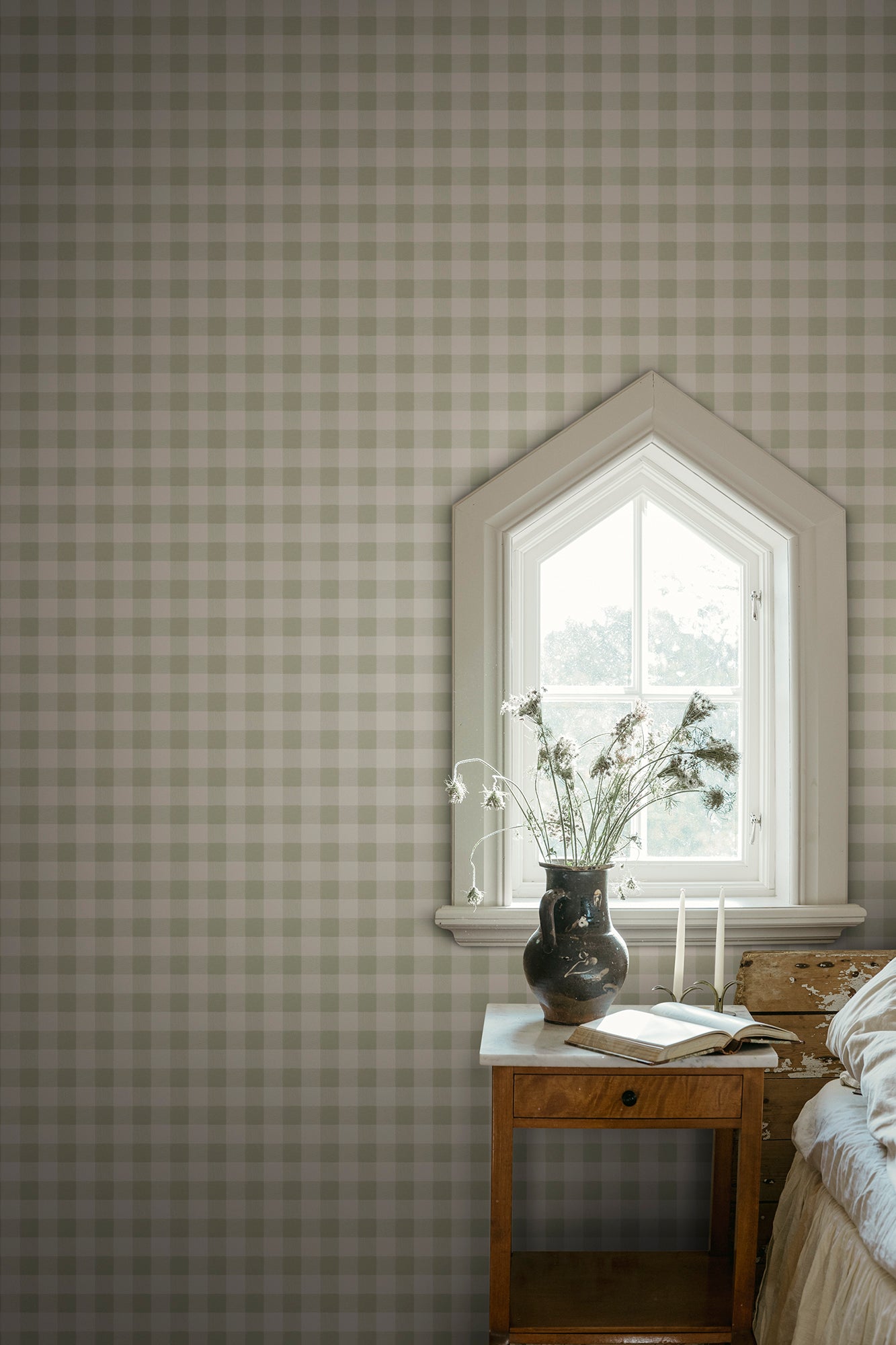  A timeless checkered wallpaper pattern that adorns your room with both a contemporary feeling and classic serenity. 
