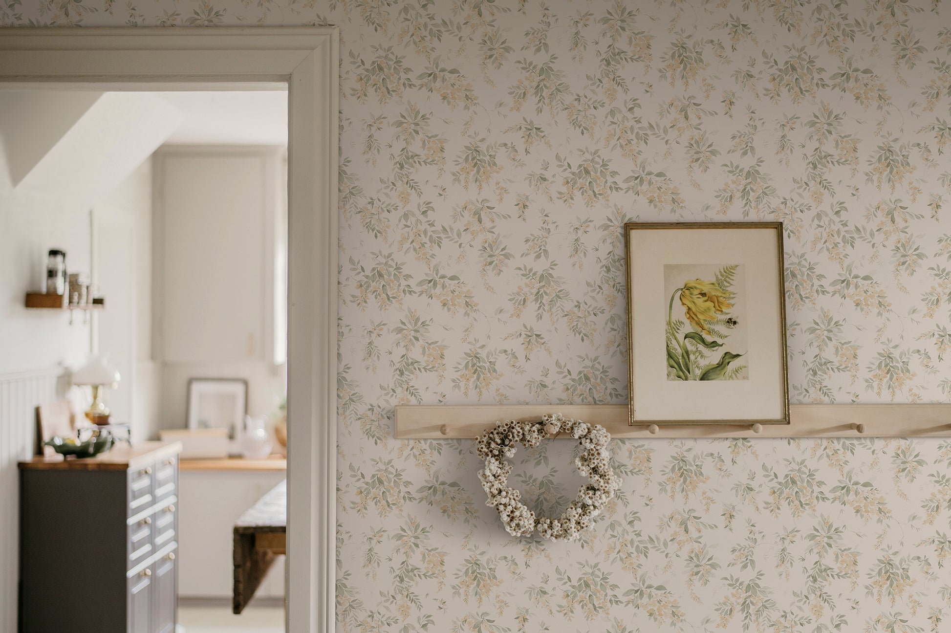 Wallpaper Lovisa with an airy watercolor featuring clusters of wisteria that exudes a romantic, rural charm with a contemporary touch.