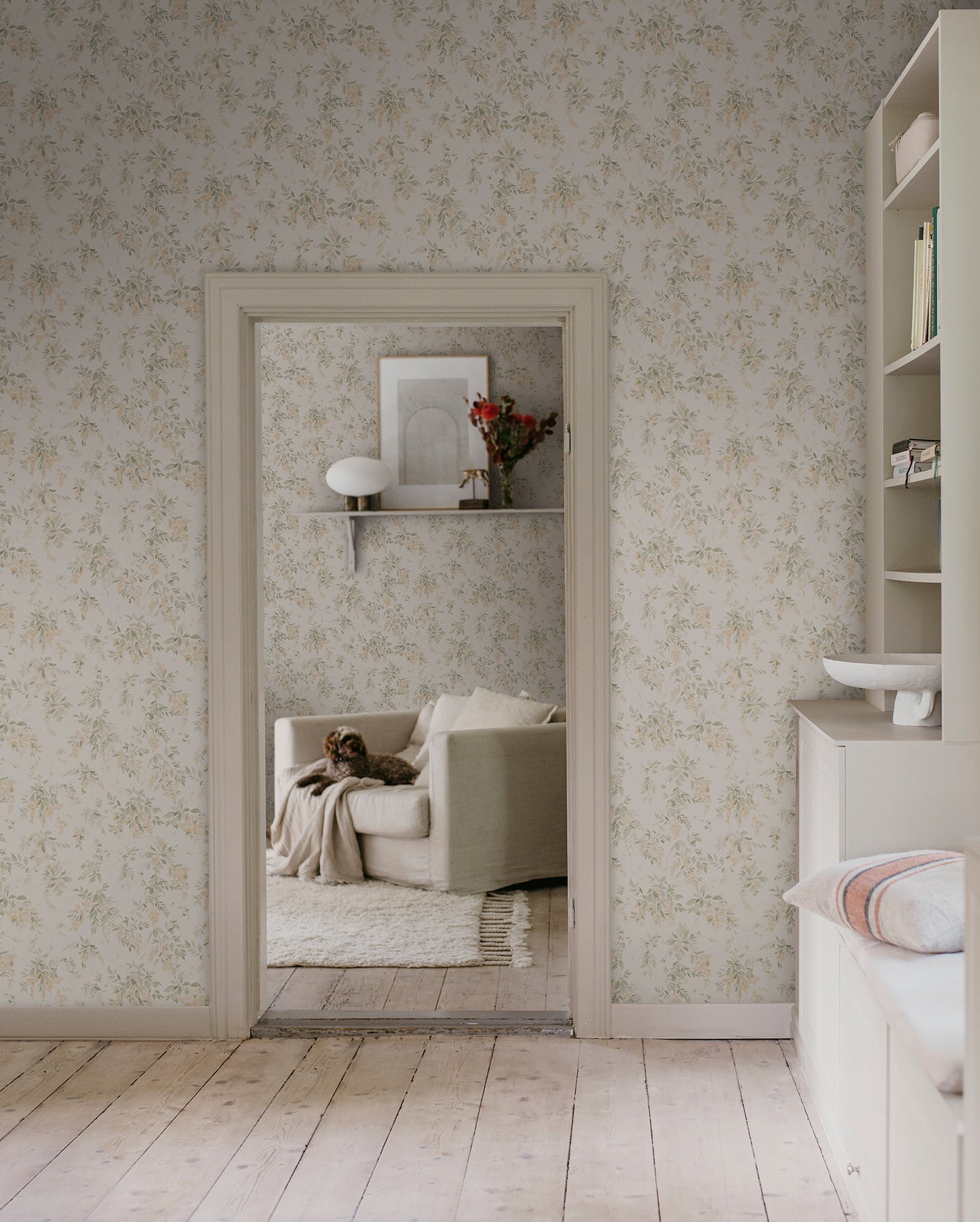Wallpaper Lovisa with an airy watercolor featuring clusters of wisteria that exudes a romantic, rural charm with a contemporary touch.