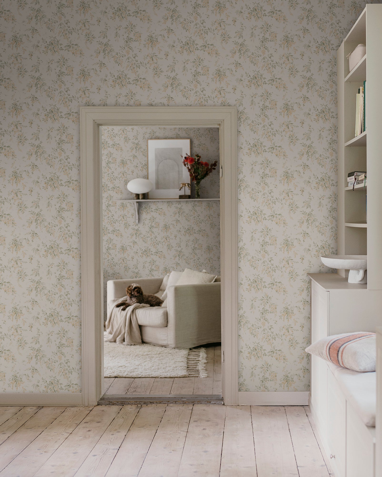 Wallpaper Lovisa with an airy watercolor featuring clusters of wisteria that exudes a romantic, rural charm with a contemporary touch.