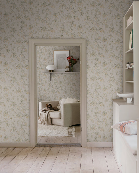Wallpaper Lovisa with an airy watercolor featuring clusters of wisteria that exudes a romantic, rural charm with a contemporary touch.